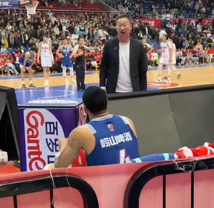 世界杯高清观看软件-刘维伟杀疯！场边爆粗怒喷韦瑟斯庞，发布会仍指责，真被气到了！|篮板|比赛|广厦|青岛|数据_新浪体育_新浪新闻